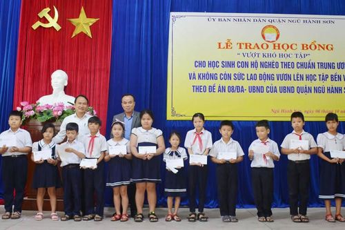 Trao học bổng cho 216 học sinh, sinh viên con hộ nghèo