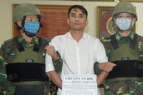 Bộ đội phục bắt kẻ ôm súng mang 6 bánh heroin vào Việt Nam