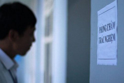 18 cán bộ, giám khảo nâng điểm môn Ngữ văn cho thí sinh ở Hòa Bình