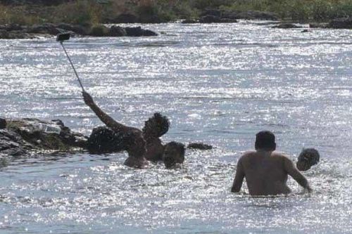 Selfie dưới sông, 4 thành viên trong gia đình thiệt mạng