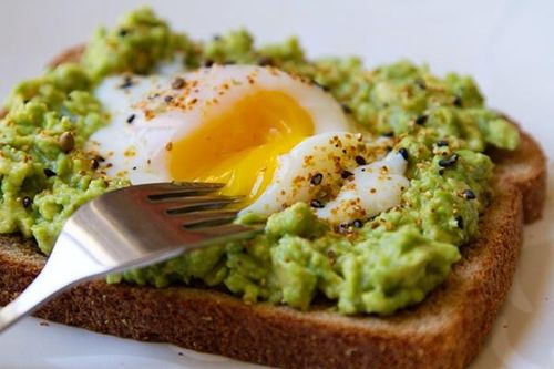 Sandwich bơ trứng ốp la cho bữa sáng giàu năng lượng
