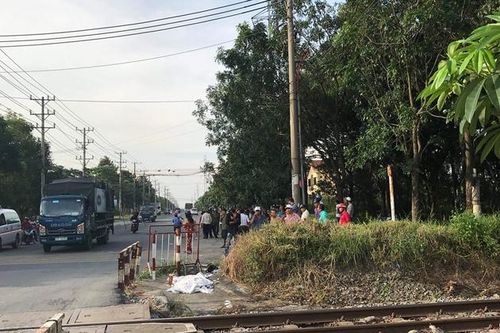 Thanh niên bỏ xe máy lao mình vào tàu hỏa tử vong tại chỗ