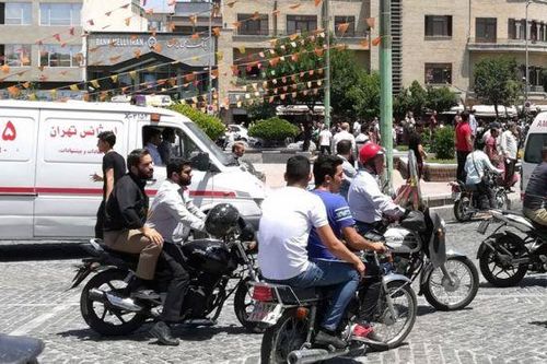 Nhà giàu ở Iran gọi xe cứu thương để tránh tắc đường