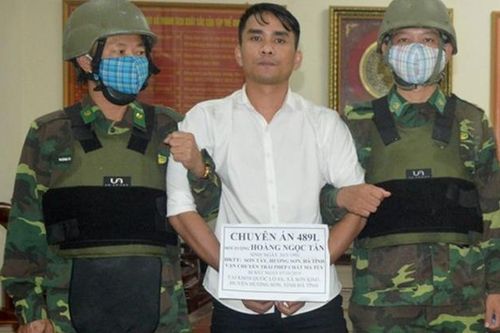 Bắt giữ đối tượng mang súng vận chuyển 6 bánh heroin qua biên giới