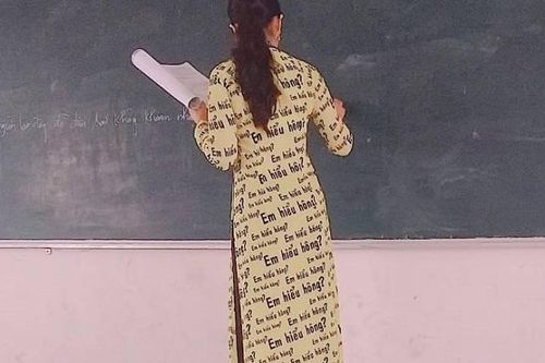 Bắt trend 'Chị hiểu hông', cô giáo may hẳn áo dài in họa tiết 'Em hiểu hông' khiến CĐM phát cuồng