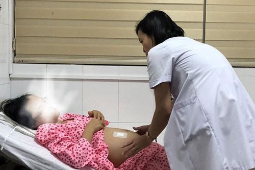 Việt Nam thực hiện thành công phẫu thuật cho bào thai từ trong bụng mẹ
