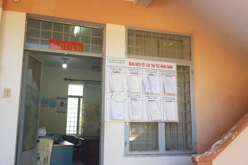 Không có bằng THPT, Trưởng phòng bị điều chuyển xuống làm chuyên viên