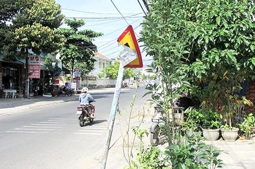 Cần sửa chữa các biển báo giao thông