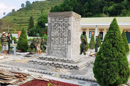 Đồn Biên phòng Si Ma Cai xây dựng tượng đài 'Bác Hồ với chiến sỹ biên phòng'