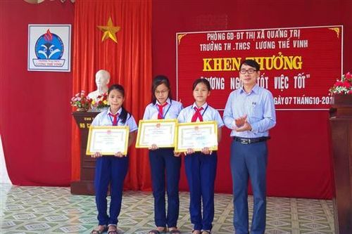 Khen thưởng ba học sinh không tham của rơi