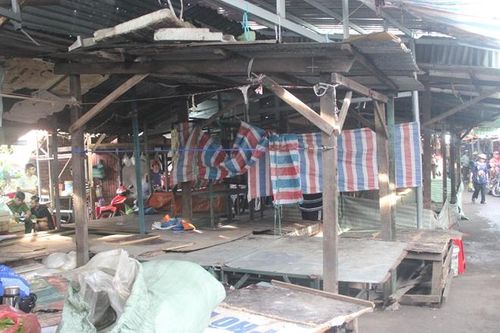 Cả chợ nháo nhào phát hiện người thắt cổ
