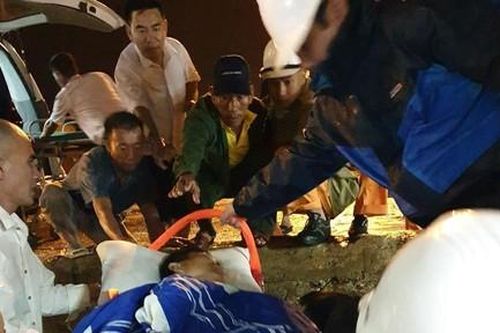 Cứu nạn thuyền viên dập nát 2 chân trên biển đưa vào bờ an toàn