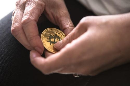Bitcoin 'bẻ lái', vốn hóa lên 148 tỷ USD