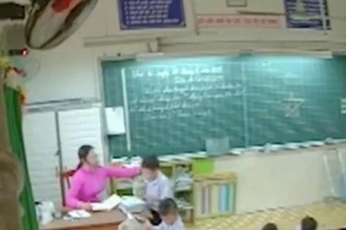 Chiếc camera đặt lén ở góc lớp