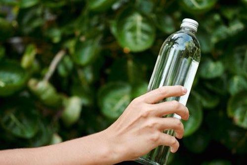 Chai thủy tinh, chai nhựa hay chai làm từ kim loại, loại chai nào sử dụng tốt nhất cho sức khỏe của bạn?