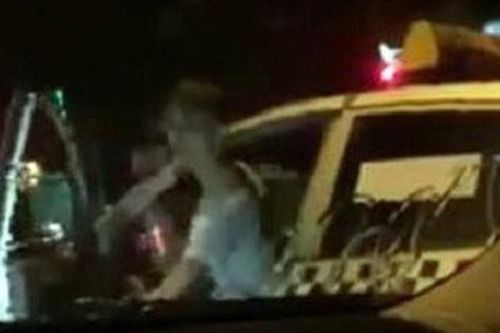 Chuyên gia giao thông nói gì về vụ tài xế taxi Thanh Nga đổ dung dịch vào kính, dọa đốt xe Camry giữa đêm?