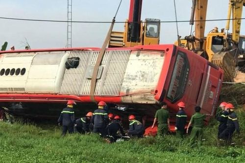20 người thương vong trong xe khách bị lật trên đường Hồ Chí Minh