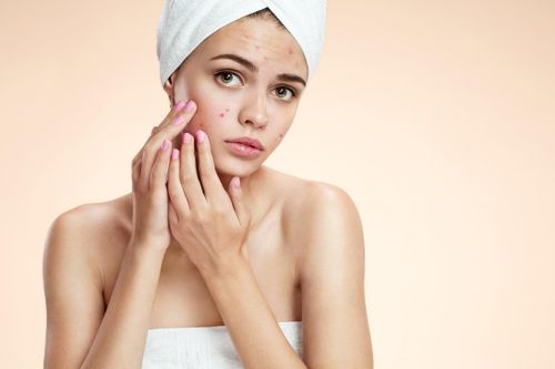 Xịt nước hoa thẳng lên mặt sẽ phá hủy làn da của bạn thế nào?