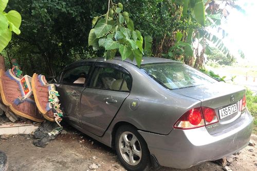 Honda Civic tông sập tường miếu Ông Hổ ở Sơn Trà, 2 người bị thương