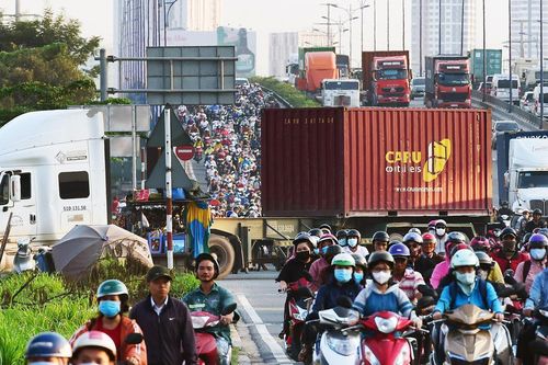 Xe container bịt kín cửa ngõ quan trọng nhất của TP.HCM