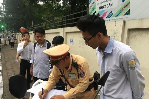 Giáo dục luật giao thông cho học sinh: Không chỉ biện pháp tuyên truyền