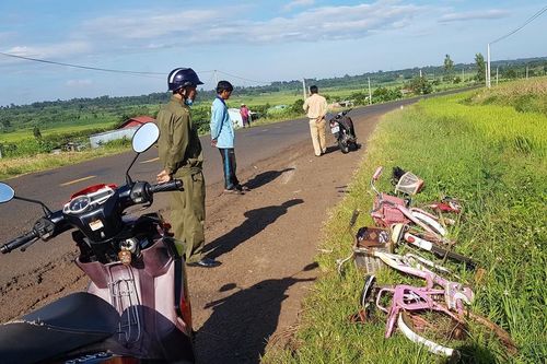 Xe biển xanh đâm nhóm học sinh lớp 6 khiến 3 người bị thương