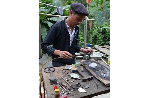 Nghề chạm bạc của người Nùng trên đỉnh Tây Côn Lĩnh