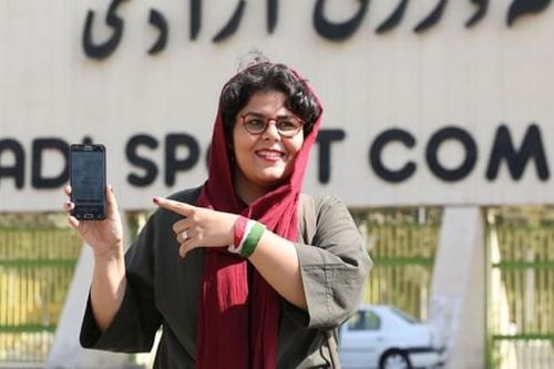 Phụ nữ Iran lần đầu được vào sân bóng sau 40 năm