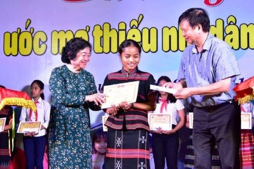 Trao học bổng Vừ A Dính cho 220 học sinh dân tộc thiểu số Thừa Thiên - Huế