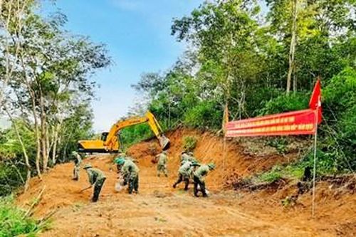 Lữ đoàn Công binh 7 làm đường giúp dân phát triển kinh tế