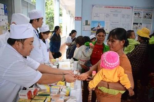 Phối hợp chăm sóc sức khỏe cho bà con địa phương