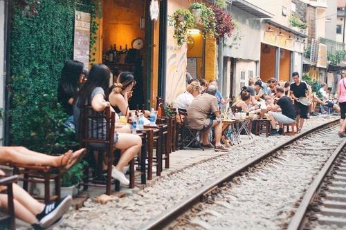 Cà phê đường tàu Hà Nội: Chủ quán 'cá kiếm' vài chục triệu/ tháng?