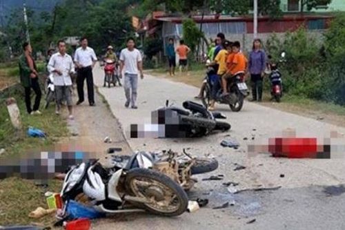 Hai xe máy tông nhau trực diện, năm người thương vong