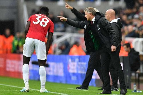 Solskjaer làm nổ tung phòng thay đồ MU, cầu thủ quay lưng