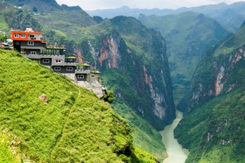 Xem xét xử lý 4 người đàn ông khỏa thân trên đèo Mã Pí Lèng