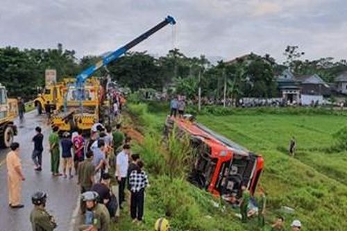 Hiện trường rùng mình vụ xe khách Việt - Lào lật nhào trên đường Hồ Chí Minh