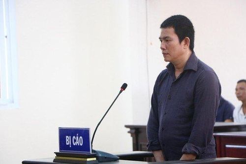Kẻ dùng búa đánh chết vợ hờ ngất xỉu trước tòa khi nhận án tử