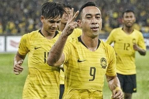 Tiền đạo Malaysia lớn tiếng đe dọa Văn Hậu
