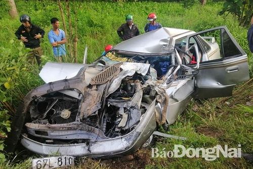 Va chạm xe tải, ô tô 4 chỗ bẹp dúm, 1 người tử vong