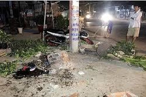 Gia Lai: Tông vào trụ điện, 2 người thương vong