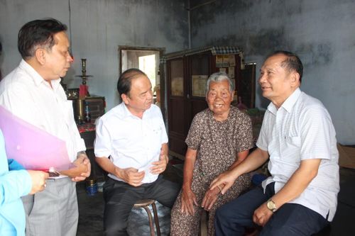 Thăm và trao hỗ trợ cho 8 người cao tuổi có hoàn cảnh khó khăn