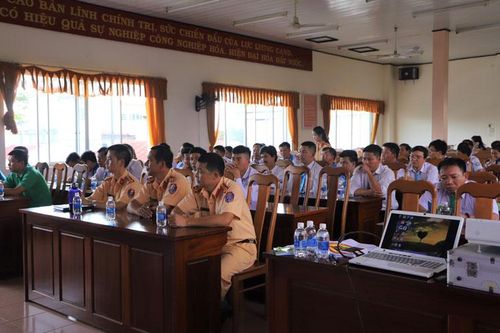 Bảo Lộc: Tuyên truyền, phổ biến kiến thức pháp luật về ATGT cho gần 120 tài xế taxi