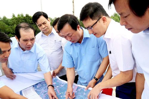 Chủ tịch UBND tỉnh Bùi Văn Quang kiểm tra tiến độ thi công đường Nguyễn Tất Thành và một số hạng mục khác
