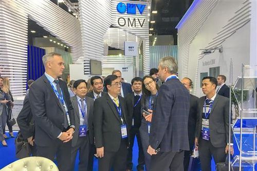 Chủ tịch UBND tỉnh Nguyễn Đức Chính thăm và làm việc với Tập đoàn Gazprom tại Liên bang Nga