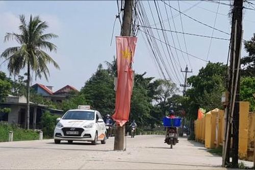 Bạn đọc Bạn đọc viết Hàng cột điện nguy hiểm án ngữ giữa đường