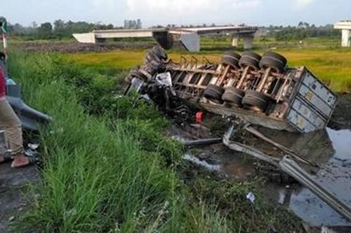 Xe đầu kéo tông sập dải taluy rồi lật ngang bay xuống ruộng