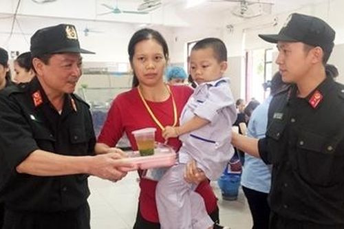 50 suất quà, 80 suất cơm đến với các bệnh nhi và những hoàn cảnh khó khăn