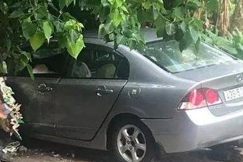 Mất lái, xế hộp lao sập tường ngôi miếu cổ, người đi đường bị thương