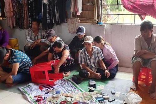 Phá sòng bạc trong căn nhà ven sông, thu gần nửa tỷ đồng