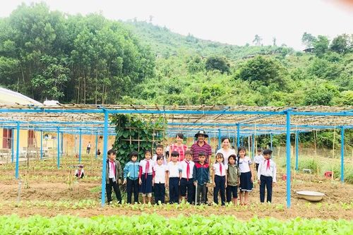 Thầy cô trồng rau, nuôi lợn cải thiện bữa ăn cho trò nghèo vùng cao